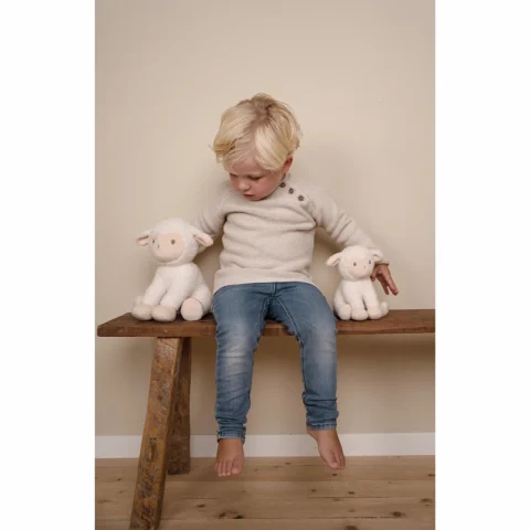 Peluche-Oveja-Pequena-Granja-17-cm-nino-jugando