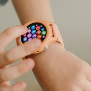 Reloj-Interactivo-K-Watch-naranja-en-uso