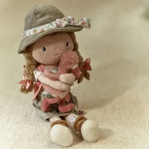 Rosa-Exploradora-Muneca-Blandita-Little-Dutch-en-habitacion
