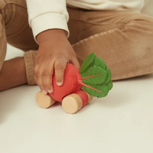 Strawberry Baby Car de Oli&Carol niño jugando