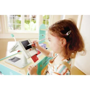 Supermercado-inteligente-de-madera-nina-jugando