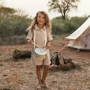 Tambor-Safari-Friends-Little-Dutch-nina-tocando