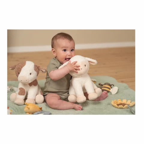 nino-jugando-con-Vaca-Pequena-Granja-25-cm