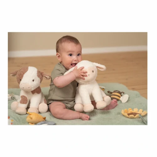 nino-jugando-con-Vaca-Pequena-Granja-25-cm